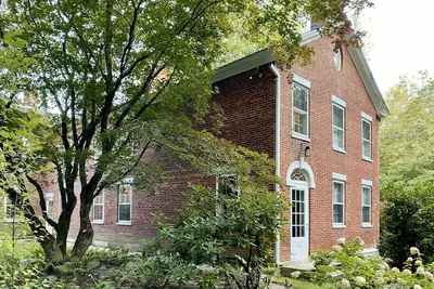 Image de Historic (updated)1812 Federal brick house well situated in Berkshires with pool