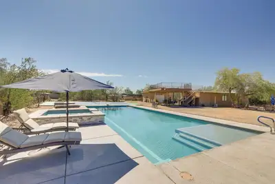 Image de Oro Valley Retreat w/ Pool, Spa & Rooftop Views!