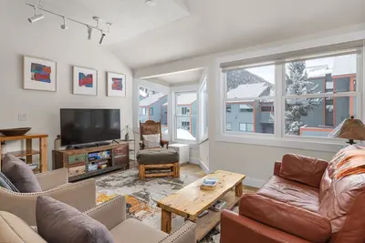 Image de Downtown condo with ski views - walk to Lift 7, Main Street & shuttle bus