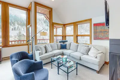 Cheerful, well-equipped mountain home with terrific views & fireplace