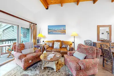 Image de River- & mountain-view condo with fireplace - walk to lifts & Town Park