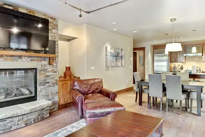 Image de Mountain condo with balcony, fireplace & grill - walk to lifts