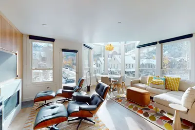 Mountain-view, dog-friendly penthouse with fireplace - walk to gondola & Main St