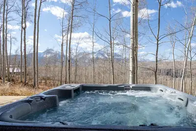 Image de Luxury home with majestic mountain views, private hot tub, fireplace & deck