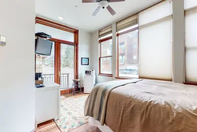 Convenient condo with incredible location - walk to lift