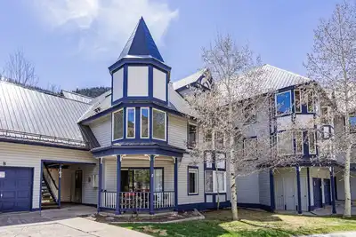 Image de Ground-floor walk-to-lift condo with fireplace & W/D - dog-friendly