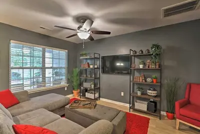 Image de New! Beautiful Charleston Townhome with Pool Access & Covered Patio!