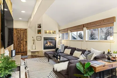 Image de In-town condo with ski view, fireplace & hot tub - walk to lifts & Main St