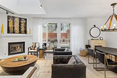 Image de Downtown, mountain-view condo with fireplace - walk to gondola & near dining