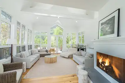 Image de Dog-Friendly Home with Panoramic Mountain views, Fireplace, Deck & W/D