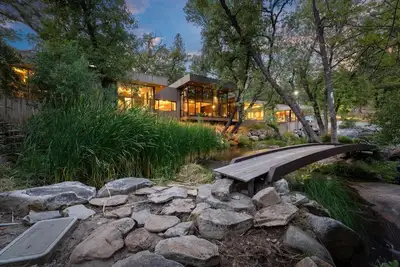 Image de Lotus Falls Estate - Privacy, Luxury, and Full of Amenities.