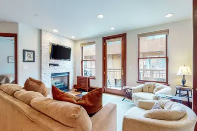 Superb condo with fireplace & grill - walk to lifts
