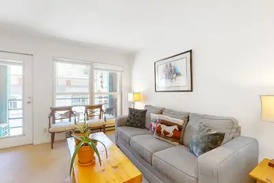 Downtown condo steps from Main St. dining & gondola with great mountain view