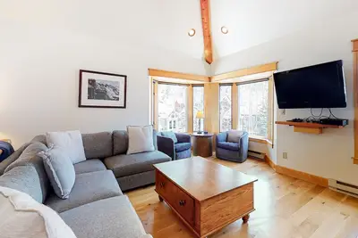 Image de Walk to lifts & downtown, mountain-view condo with washer/dryer