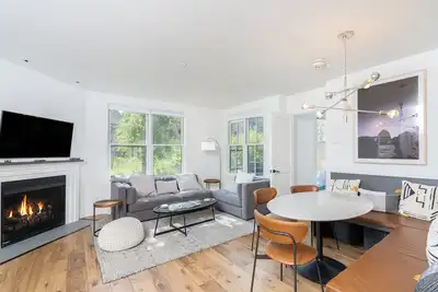 Image de Incredible mountain condo with fireplace & grill - walk to lifts
