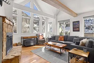 Image de Mountain-view condo with fireplace, pool & hot tub - walk to gondola