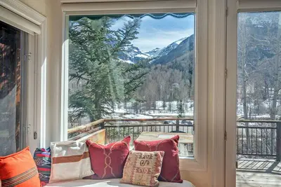 Image de Three-story mountain house with balcony, grill & washer\/dryer