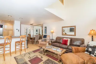 Image de Ski-in/out condo with hot tub, grill, balcony & covered parking