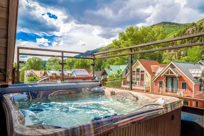 Image de Downtown Home | Private Hot Tub, Elevator & Fireplaces | Walk to Lifts