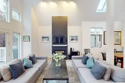 Image de Downtown home with rooftop hot tub & fireplace - walk to gondola