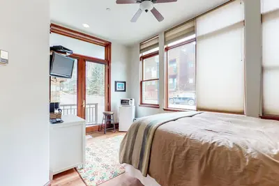 Image de Two-story mountain condo with fireplace, grill & balcony