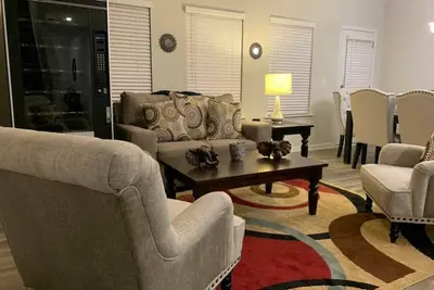 Image de 2bdrm ? Hidden Gem < 15 min ?