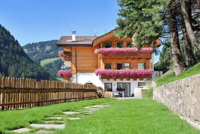 Image de Appartement Albert avec vue sur les montagnes, Wi-Fi, balcon et jardin
