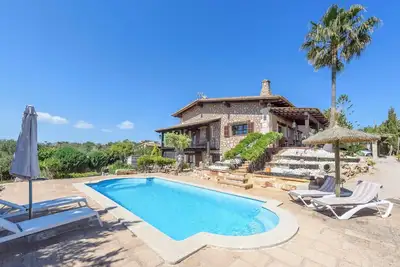 Image de Maison de campagne Can Parpal avec vue sur les montagnes, piscine, Wi-Fi, climatisation et jardin