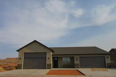 Image de New Home. Visit national parks, Lake Powell, Minutes to Antelope Point Marina.