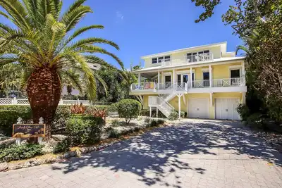 Image de Sandy Seas Villa - Just one home from the Sand