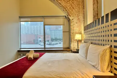 Image de 2 Br & 2 Bath | Downtown | Free Valet Parking | 1