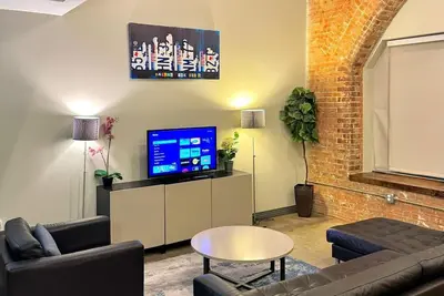 Image de 2 Br & 2 Full Bath | Downtown | Free Valet Parking