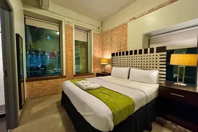 Image de 2 Br | 2 Bath | Downtown | Free Valet Parking | 3