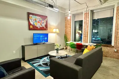 Image de 2 Br | 2 Bath | Downtown | Free Valet Parking | # 4