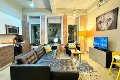 Image de 2 Br | 2 Bath | Downtown | Free Valet Parking | 5