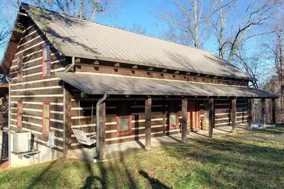 Image de Walk to the water log cabin, access to dock, hot tub, fire pit, grill, spacious