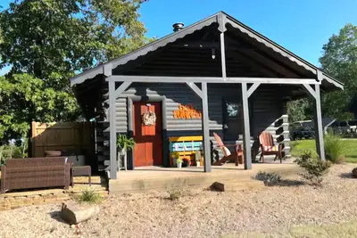 Image de Tiny Log Cabin W/ Hot Tub! Full Kitchen