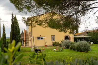 Image de 3km de la mer, au centre de la Toscane, parfait pour les familles avec jardin
