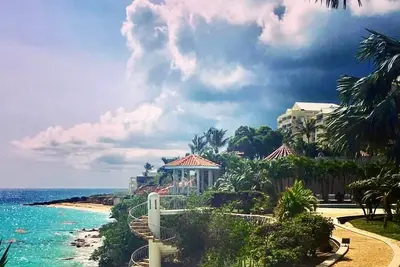 Image de Oceanfront Paradise: Luxurious Penthouse with Spectacular Pools and Peloton