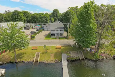 Image de The Inn at Highland Lake, 1st Floor, waterfront yard with a boat dock