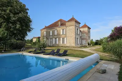 Image de Château de charme, spacieux et agréable. Piscine chauffée. Promos et réductions.