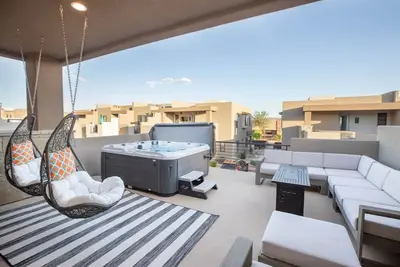 Image de Rooftop Hot Tub & Heated Pool