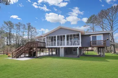 Image de Our Happy Place | Canal Front w/ Private Dock, Huge Screened Porch + Pet Friendly Escape