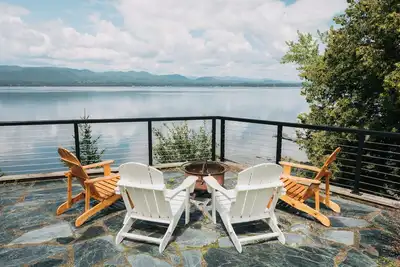 Image de Large Modern House on Lake Champlain with Private Beach