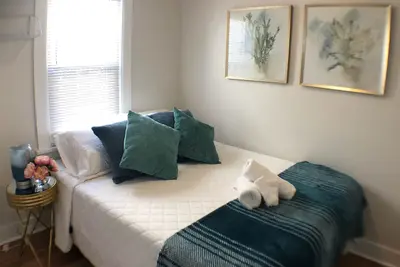 Image de Fresh 2bdrm Cottage Right on The Gotl Strip! Sleeps 5!