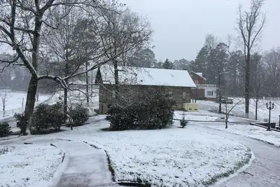 Image de Lakefront Log Cabin on Beautiful Kerr Lake in downtown Clarksville Va