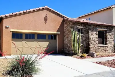 Image de Desert Oasis salt water Pool/spaHome, Gated Community w/Lake