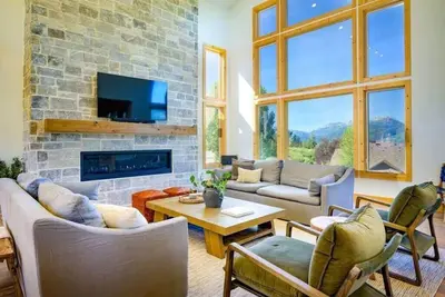Image de The Ledges | Ski Getaway | Hot Tub & Theater Room