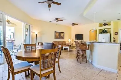 Image de Beautiful Relaxing Condo in The Enclave at Rapallo.