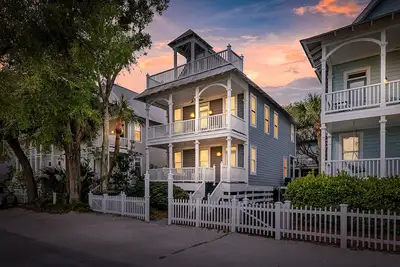 Image de Updated Coast Cottage! Heated Pool, Private Beach Access - Close to Everything!